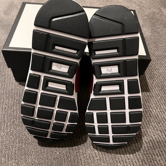 New, never worn Gucci Miro runners. Size 7.5. Red and white. - Picture 4 of 6